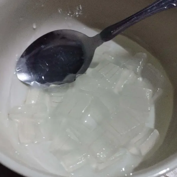 Masukkan dalam mangkok atau gelas, aloe vera.
