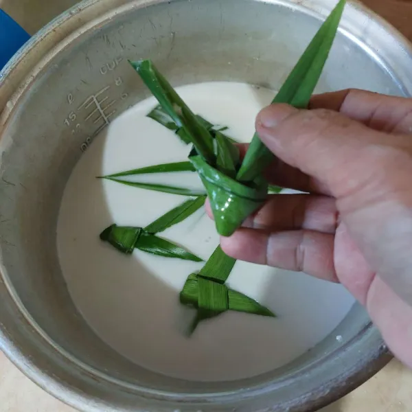 Tambahkan santan dan daun pandan