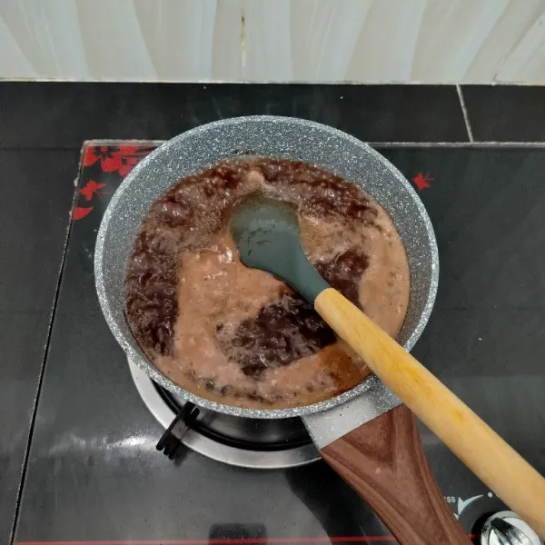 Membuat agar-agar : masukkan agar-agar, gula pasir dan air ke dalam panci. Aduk rata dan masak hingga mendidih. Angkat.