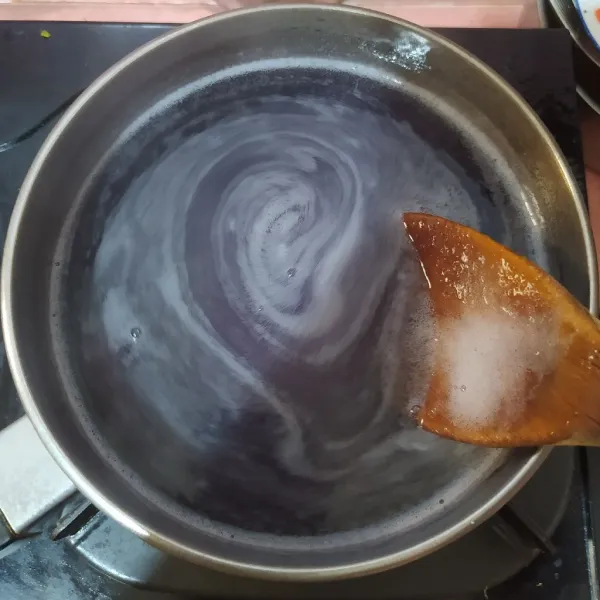 Campur jelly instan dan gula dalam panci, lalu tuang air. Aduk sambil dimasak hingga mendidih. Tuang citrid acid, aduk rata.
Tuang di cetakan.