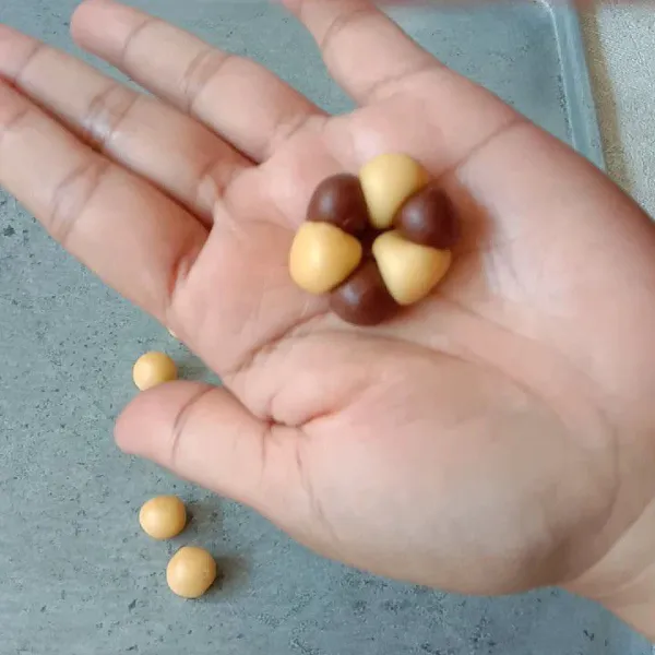 Bagi adonan dan timbang skitar 2gr lalu bentuk bulat2. Satukan bulatan masing2 warna 3pc selang seling, kemudian putar searah sampai mendapatkan bentuk putaran yg diinginkan.