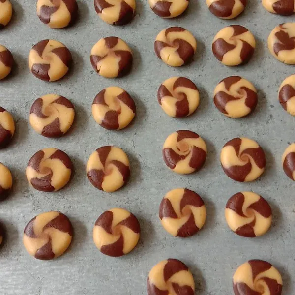 Panggang dioven dengan suhu 150°C (sesuai oven masing2) sampai matang, dinginkan diatas cooling rack lalu masukkan toples/wadah kedap udara.