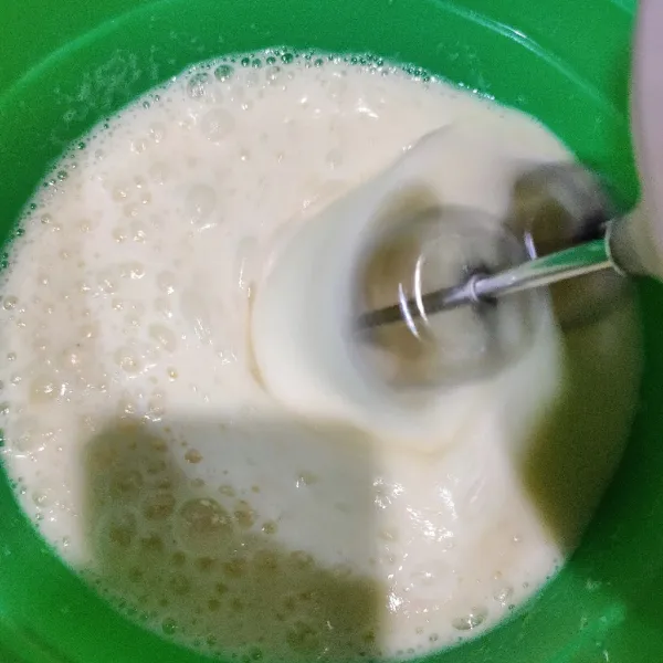 Mix putih telur, sp, dan gula dengan speed sedang-tinggi hingga putih ngembang