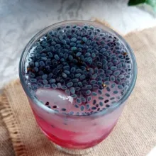 Beri air dan sirup frambozen. Siap disajikan.