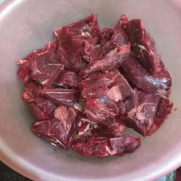 Potong daging sapi tidak terlalu tebal, rebus hingga setengah matang lalu tiriskan.