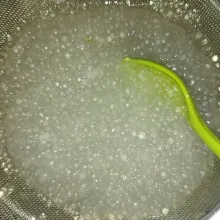 Angkat lalu bilas 1 kali dengan air matang, kemudian saring.
