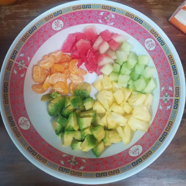 Potong dadu buah-buahan kecuali jeruk shantang, cukup dikupas dan dibersihkan dari seratnya.