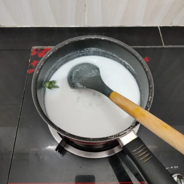 Masak sambil diaduk perlahan hingga mendidih dan meletup-letup. Angkat.