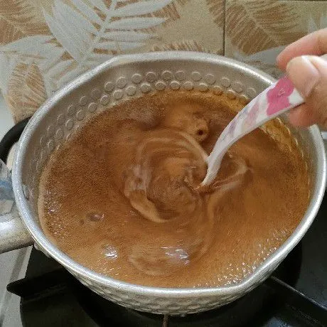 Masak puding coklat.