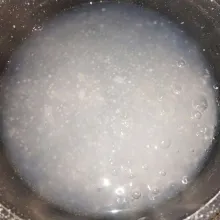 Masak air hingga mendidih, lalu masukkan sagu mutiara, aduk-aduk dan masak hingga matang (bening).