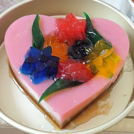 Susun jeli diatas puding dasar. Untuk merekatkan, tetesi dengan jeli tanpa warna.