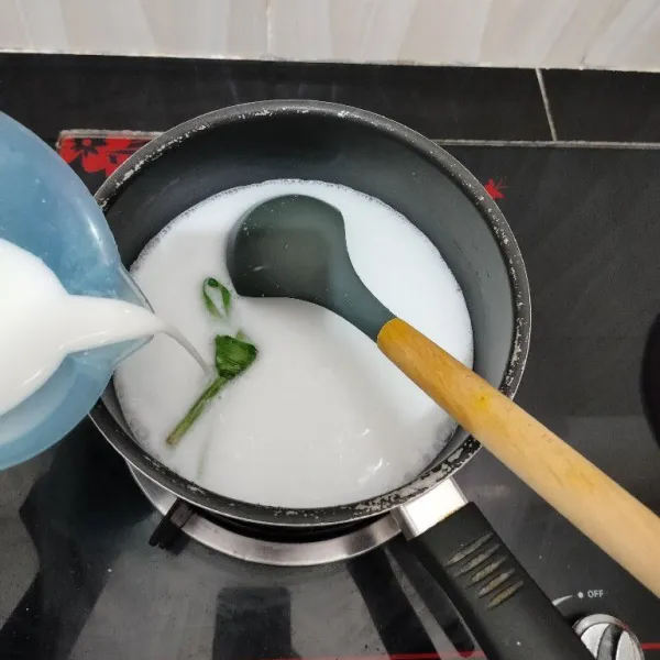 Masukkan santan, daun pandan, garam dan larutan tepung maizena ke dalam panci. Aduk hingga tercampur rata.