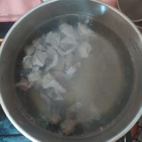 Rebus daging dengan 1 liter air, buang busa-busa yang mengambang.