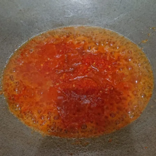 Haluskan cabe merah, cabe rawit merah, bawang merah, bawang putih, dan jahe. Lalu tumis.