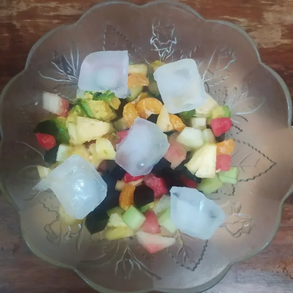 Masukkan ke dalam mangkuk semua buah-buahan, cincau dan es batu.