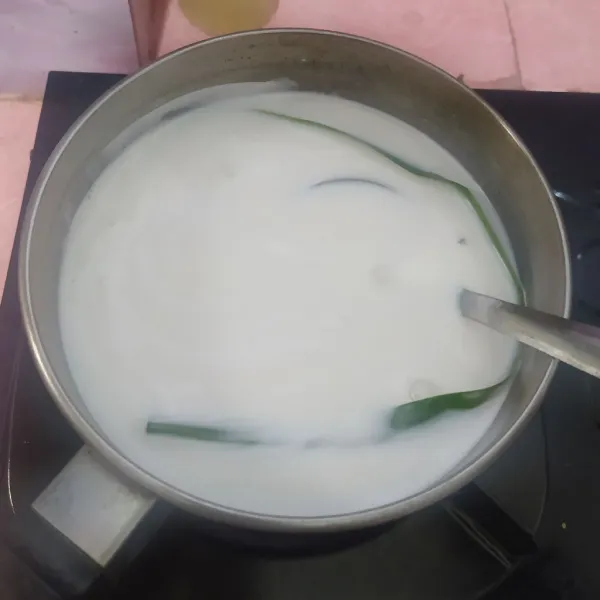 Larutan krimer : rebus air, gula dan daun pandan. Setelah mendidih, masukkan krimer nabati, aduk rata. Sisihkan dan biarkan dingin.
