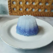 Lepaskan puding sagu mutiara dari cetakan jika sudah dingin, lalu siram kuah santan dan kuah gula merah, sajikan.
