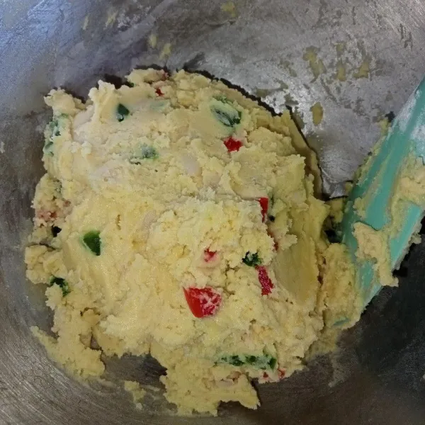 Masukkan tepung terigu tepung maizena dan baking powder sambil diayak lalu aduk rata menggunakan spatula.