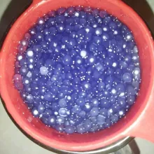 Masak air sekitar 150 ml dengan bunga telang, masak hingga berubah warna, lalu masukkan sekitar 2 sendok sayur dari sagu mutiara yang tadi sudah masak, matikan api, biarkan sagu mutiara berubah, lalu saring.