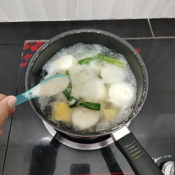 Rebus singkong dengan air secukupnya dan daun pandan hingga mendidih. Lalu masukkan gula pasir. Aduk rata.