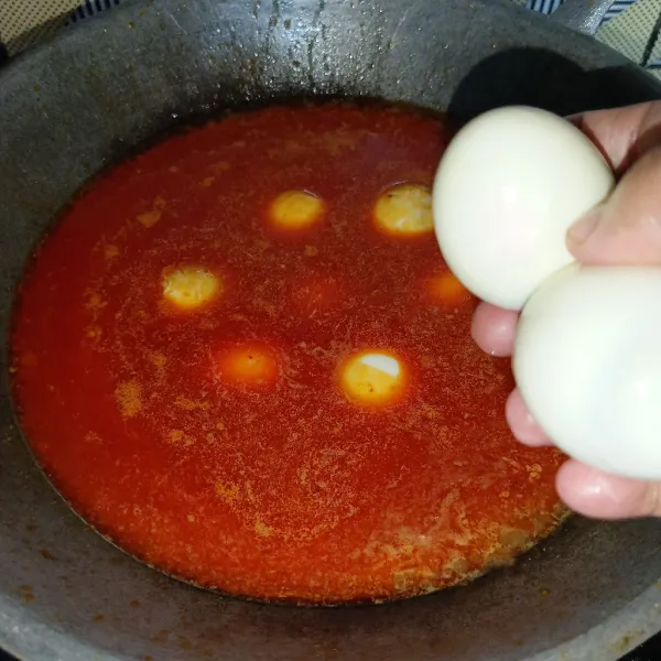 Kemudian tuang air dan masukkan telur rebus.