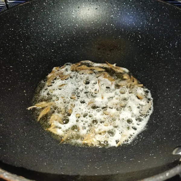 Panaskan minyak goreng dan masukkan ikan teri, aduk-aduk sebentar.