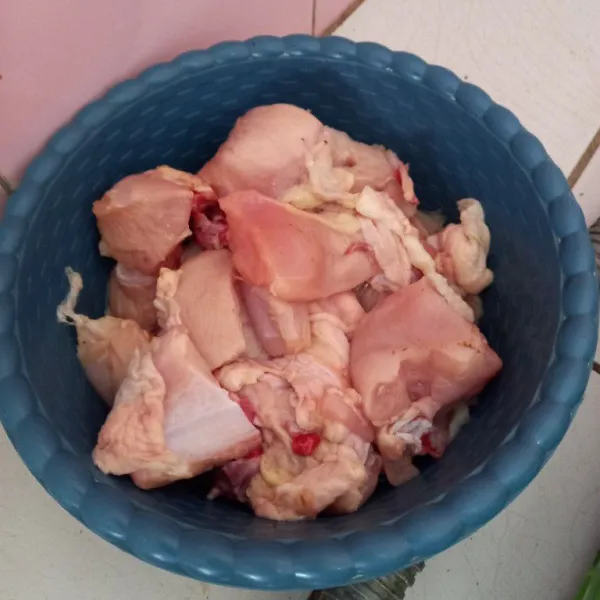 Potong ayam dan cuci bersih.