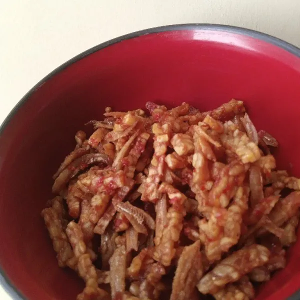 Orek siap dinikmati. Tips agar orek tempe tetap renyah dan garing, campurkan tempe dan ikan teri yang sudah digoreng dengan sambal dalam keadaan tidak panas lagi.