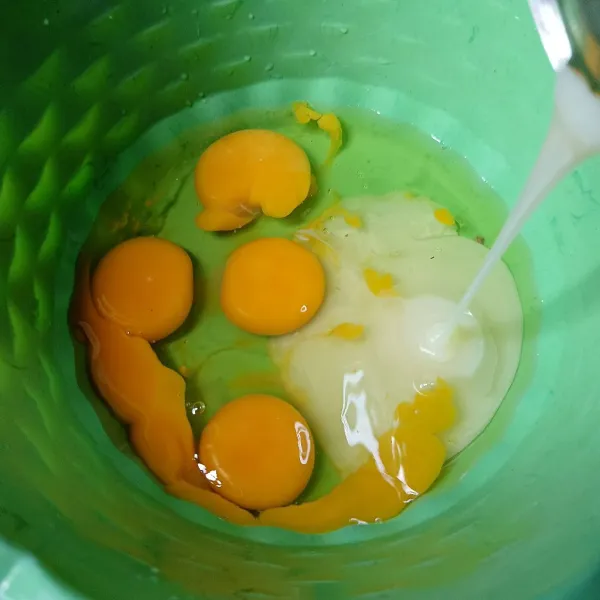 Campur telur dan krimer kental manis, aduk-aduk menggunakan whisk sampai tercampur rata.