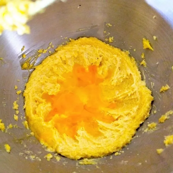 Kemudian masukkan telur satu per satu, mixer hingga rata.