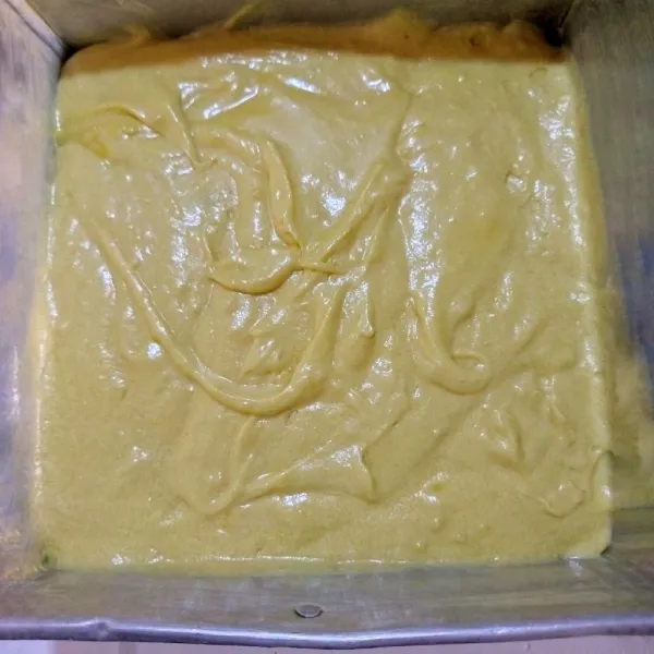 Tuang adonan ke dalam loyang yang sudah dilapisi baking paper, hentakkan 2 kali. Supaya tidak ada udara yang terjebak.