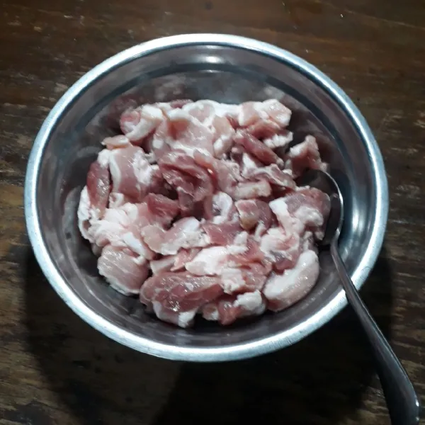 Potong-potong tipis (1/2 cm) memanjang perut babi.