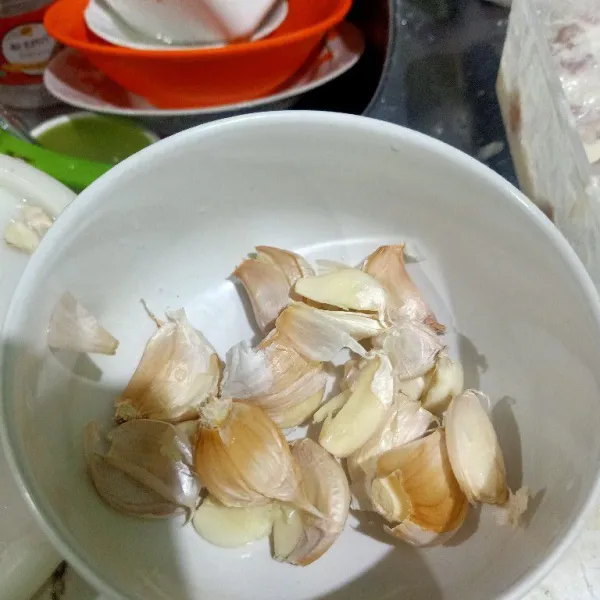 Bawang putih utuh digeprek lalu sisihkan.