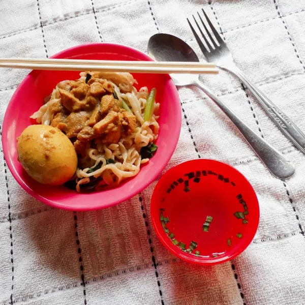 Penyajian 1 porsi mie ayam : campurkan 1 sendok teh minyak bawang, secukupnya kecap ikan, kaldu bubuk, penyedap rasa dan kecap manis, aduk rata. Masukkan mie dan sawi, aduk rata. Masukkan ke dalam mangkok, beri topping ayam dan telur. Sajikan dengan kuah yang ditaburi daun bawang.