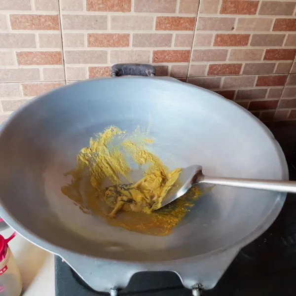 Topping : haluskan bahan bumbu topping. Tumis bumbu, daun jeruk, daun salam, serai dan lengkuas dengan minyak hingga harum.