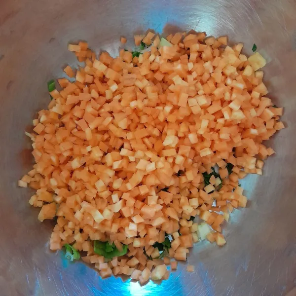 Potong dadu kecil wortel,masukkan dalam wadah berisi irisan seledri dan daun bawang.