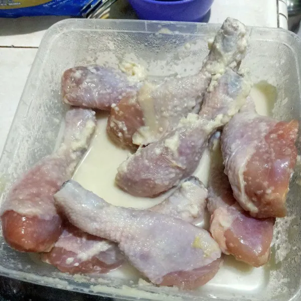 Ayam cuci bersih. Lalu lumuri dengan bawang putih halus. Marinasi sekitar 1 jam.