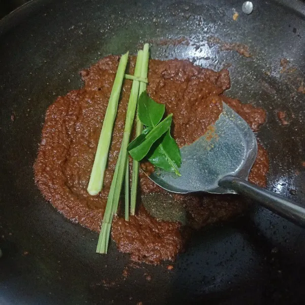 Siapkan wajan lalu beri minyak sedikit. Tumis bumbu halus, masukkan serai dan daun jeruk. Oseng sampai tercium harum.