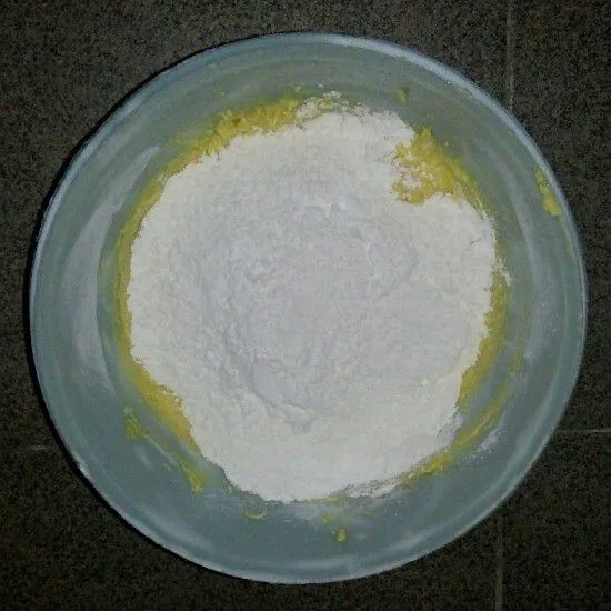Masukkan tepung terigu dan tepung maizena. Aduk rata.