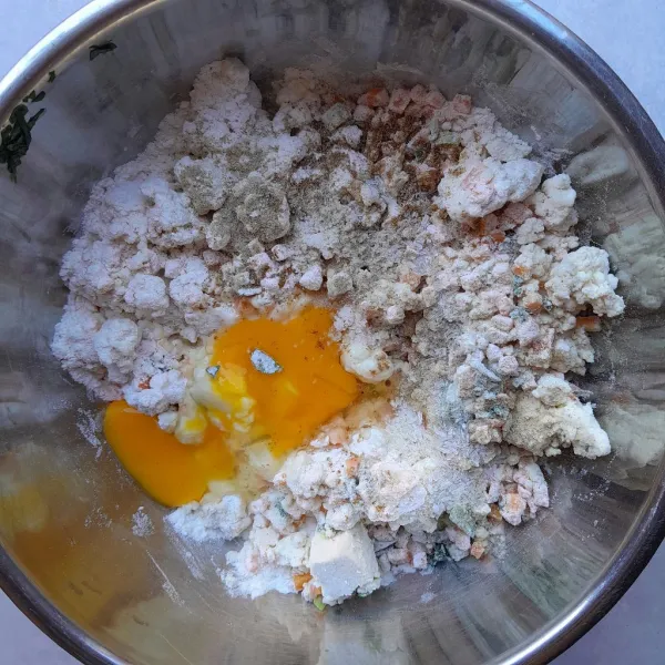 Tambahkan telur,bawang putih bubuk,ketumbar bubuk,merica bubuk,garam dan kaldu bubuk. Aduk hingga semua tercampur rata.
