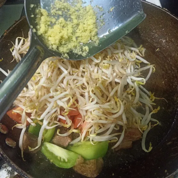 Masukkan bubuk kaldu ayam.