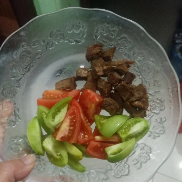 Iris sesuai selera tomat hijau dan tomat merah.