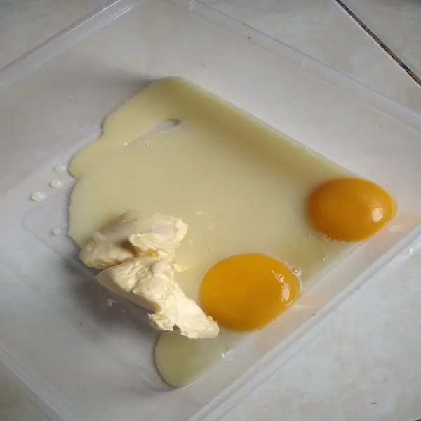 Campur susu, kuning telur, dan margarin jadi satu.