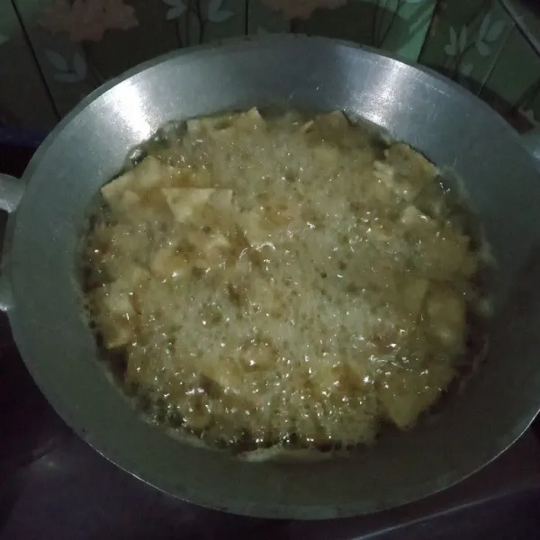 Panas minyak goreng hingga kuning kecoklatan angkat tiriskan, setelah dingin sajikan.