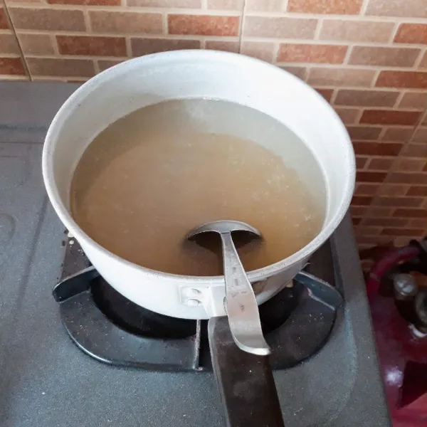 Kuah : rebus tulang, air, garam, kaldu, merica, penyedap rasa, kecap ikan, dan bawang putih bubuk. Masak hingga tulang matang dan kuah tinggal 3/4 jumlah awal.