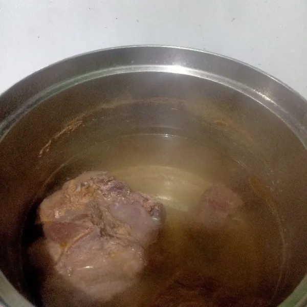 Siapkan panci lalu didihkan air. Setelah air matang, masukkan daging. Rebus sampai empuk, angkat dan tiriskan.