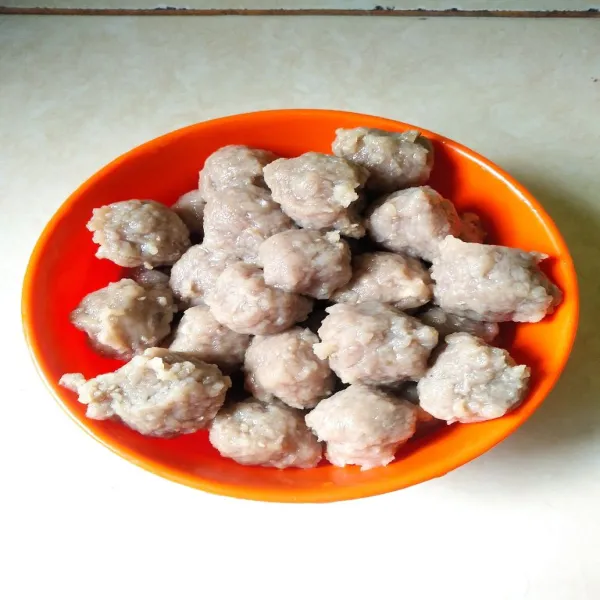 Lalu angkat dan bakso siap di olah sesuai selera.