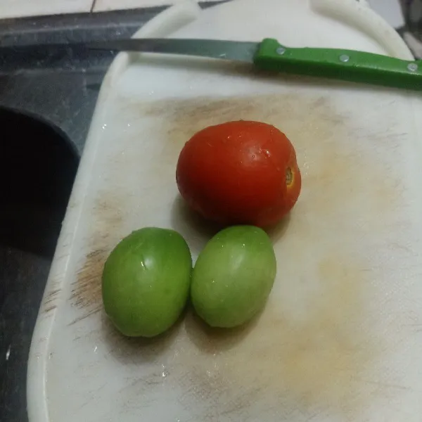 Siapkan tomat hijau dan tomat merah. Cuci bersih.