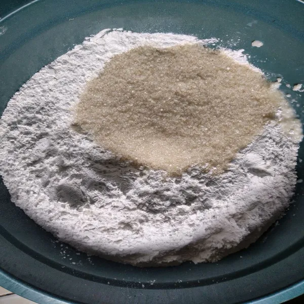 Tambahkan tepung beras dan gula pasir.