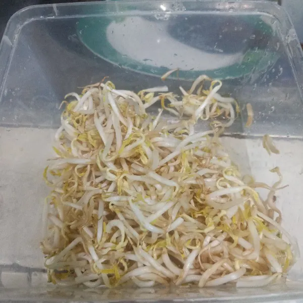 Siapkan toge. Cuci bersih dan tiriskan.